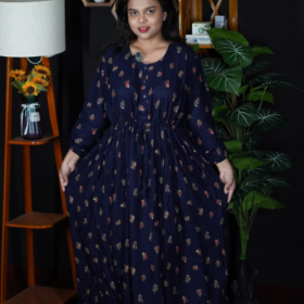 নেভি ব্লু (Navy Blue) বা গাঢ় নীল রঙের ওপর সোনালী ও লাল রঙের ছোট ফ্লোরাল প্রিন্ট