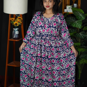 নেভি ব্লু ও সাদার ওপর গোলাপি (Magenta) রঙের জ্যামিতিক নকশা বা ইকাত স্টাইল প্রিন্ট