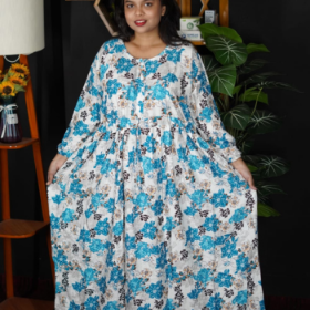 সাদা রঙের ওপর আকাশী নীল (Sky Blue) রঙের বড় বড় ফুলের প্রিন্ট